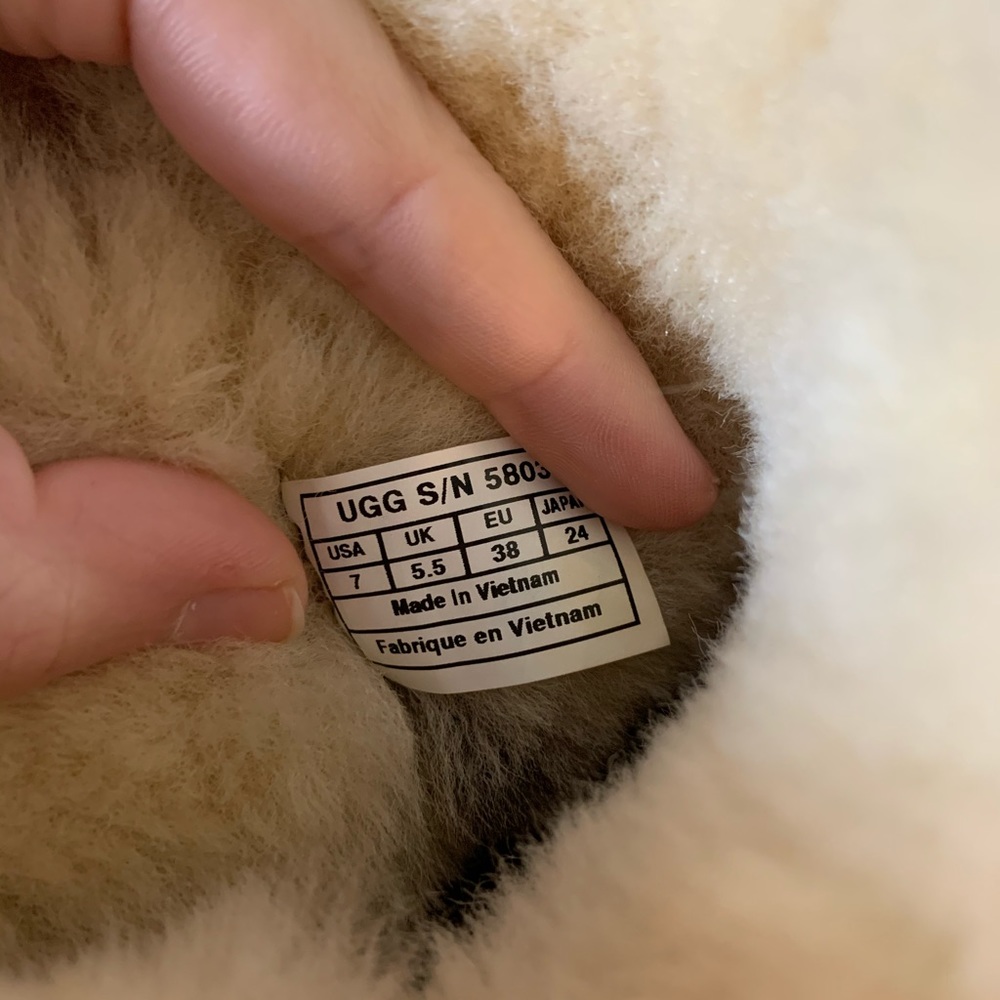 Chestnut Bailey Button Uggs - Picture 6 of 7